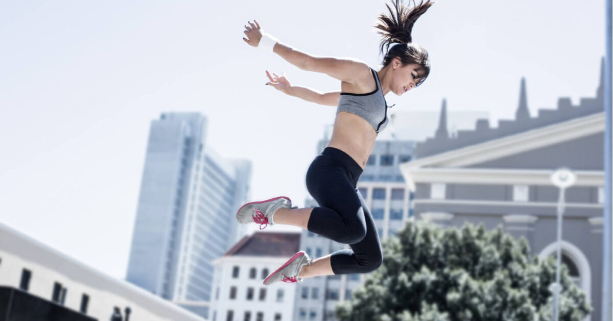 Urban sports. Паркур девушки. Девушка паркурщица. Сидни Олсон. 3д рендер девушка в прыжке.